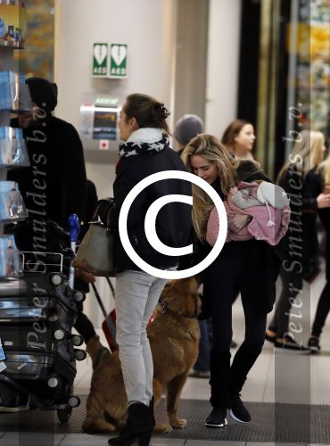 Schiphol 17 februari 2017 
Xander en Sophie de Buisonje komen met hun dochter Cela Lynn en zoon Dex aan op schiphol. Beide ouders familie en Sem v Dijk wachten ze op . Ook de hond is meegekomen.