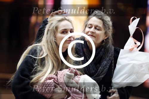 Schiphol 17 februari 2017 
Xander en Sophie de Buisonje komen met hun dochter Cela Lynn en zoon Dex aan op schiphol. Beide ouders familie en Sem v Dijk wachten ze op . Ook de hond is meegekomen.