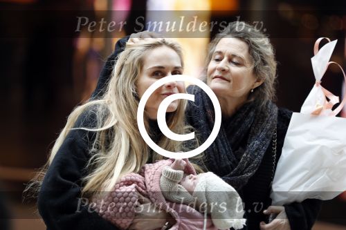 Schiphol 17 februari 2017 
Xander en Sophie de Buisonje komen met hun dochter Cela Lynn en zoon Dex aan op schiphol. Beide ouders familie en Sem v Dijk wachten ze op . Ook de hond is meegekomen.