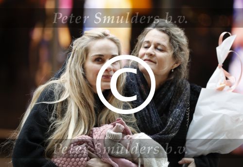 Schiphol 17 februari 2017 
Xander en Sophie de Buisonje komen met hun dochter Cela Lynn en zoon Dex aan op schiphol. Beide ouders familie en Sem v Dijk wachten ze op . Ook de hond is meegekomen.