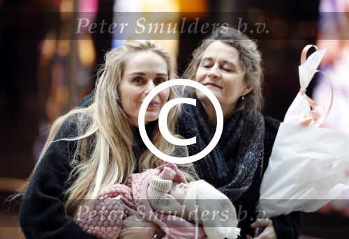 Schiphol 17 februari 2017 
Xander en Sophie de Buisonje komen met hun dochter Cela Lynn en zoon Dex aan op schiphol. Beide ouders familie en Sem v Dijk wachten ze op . Ook de hond is meegekomen.
