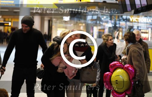 Schiphol 17 februari 2017 
Xander en Sophie de Buisonje komen met hun dochter Cela Lynn en zoon Dex aan op schiphol. Beide ouders familie en Sem v Dijk wachten ze op . Ook de hond is meegekomen.