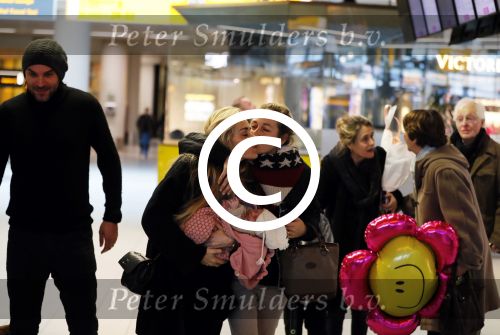Schiphol 17 februari 2017 
Xander en Sophie de Buisonje komen met hun dochter Cela Lynn en zoon Dex aan op schiphol. Beide ouders familie en Sem v Dijk wachten ze op . Ook de hond is meegekomen.