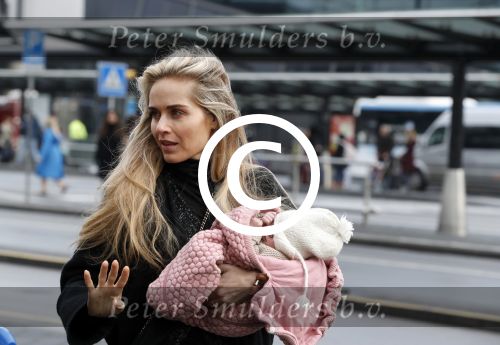 Schiphol 17 februari 2017 
Xander en Sophie de Buisonje komen met hun dochter Cela Lynn en zoon Dex aan op schiphol. Beide ouders familie en Sem v Dijk wachten ze op . Ook de hond is meegekomen.
