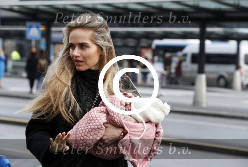 Schiphol 17 februari 2017 
Xander en Sophie de Buisonje komen met hun dochter Cela Lynn en zoon Dex aan op schiphol. Beide ouders familie en Sem v Dijk wachten ze op . Ook de hond is meegekomen.