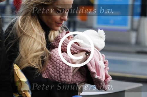 Schiphol 17 februari 2017 
Xander en Sophie de Buisonje komen met hun dochter Cela Lynn en zoon Dex aan op schiphol. Beide ouders familie en Sem v Dijk wachten ze op . Ook de hond is meegekomen.