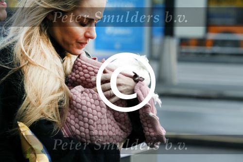Schiphol 17 februari 2017 
Xander en Sophie de Buisonje komen met hun dochter Cela Lynn en zoon Dex aan op schiphol. Beide ouders familie en Sem v Dijk wachten ze op . Ook de hond is meegekomen.