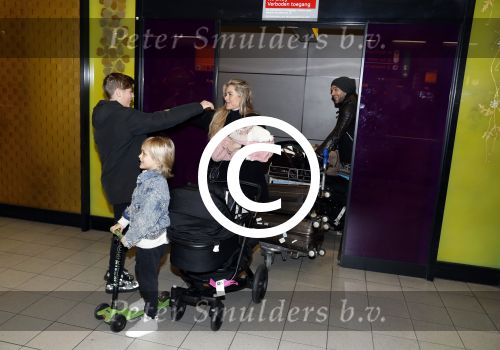 Schiphol 17 februari 2017 
Xander en Sophie de Buisonje komen met hun dochter Cela Lynn en zoon Dex aan op schiphol. Beide ouders familie en Sem v Dijk wachten ze op . Ook de hond is meegekomen.
