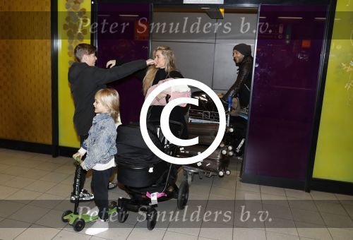 Schiphol 17 februari 2017 
Xander en Sophie de Buisonje komen met hun dochter Cela Lynn en zoon Dex aan op schiphol. Beide ouders familie en Sem v Dijk wachten ze op . Ook de hond is meegekomen.
