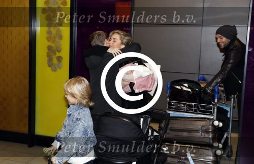Schiphol 17 februari 2017 
Xander en Sophie de Buisonje komen met hun dochter Cela Lynn en zoon Dex aan op schiphol. Beide ouders familie en Sem v Dijk wachten ze op . Ook de hond is meegekomen.