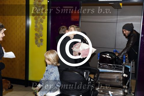 Schiphol 17 februari 2017 
Xander en Sophie de Buisonje komen met hun dochter Cela Lynn en zoon Dex aan op schiphol. Beide ouders familie en Sem v Dijk wachten ze op . Ook de hond is meegekomen.