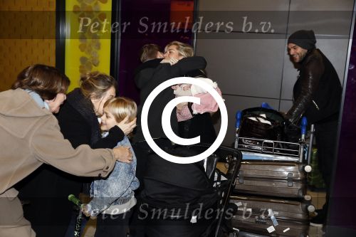 Schiphol 17 februari 2017 
Xander en Sophie de Buisonje komen met hun dochter Cela Lynn en zoon Dex aan op schiphol. Beide ouders familie en Sem v Dijk wachten ze op . Ook de hond is meegekomen.