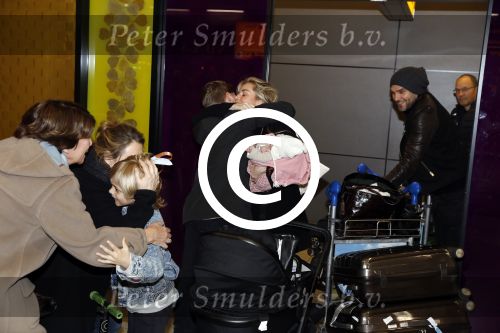 Schiphol 17 februari 2017 
Xander en Sophie de Buisonje komen met hun dochter Cela Lynn en zoon Dex aan op schiphol. Beide ouders familie en Sem v Dijk wachten ze op . Ook de hond is meegekomen.