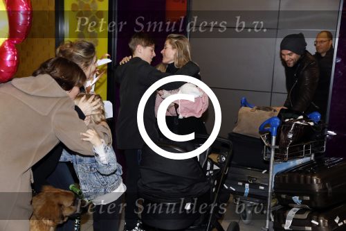 Schiphol 17 februari 2017 
Xander en Sophie de Buisonje komen met hun dochter Cela Lynn en zoon Dex aan op schiphol. Beide ouders familie en Sem v Dijk wachten ze op . Ook de hond is meegekomen.