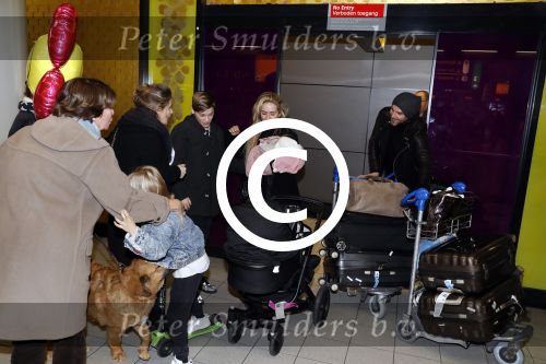 Schiphol 17 februari 2017 
Xander en Sophie de Buisonje komen met hun dochter Cela Lynn en zoon Dex aan op schiphol. Beide ouders familie en Sem v Dijk wachten ze op . Ook de hond is meegekomen.