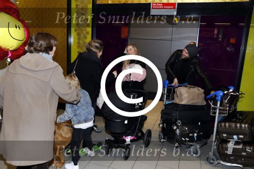 Schiphol 17 februari 2017 
Xander en Sophie de Buisonje komen met hun dochter Cela Lynn en zoon Dex aan op schiphol. Beide ouders familie en Sem v Dijk wachten ze op . Ook de hond is meegekomen.