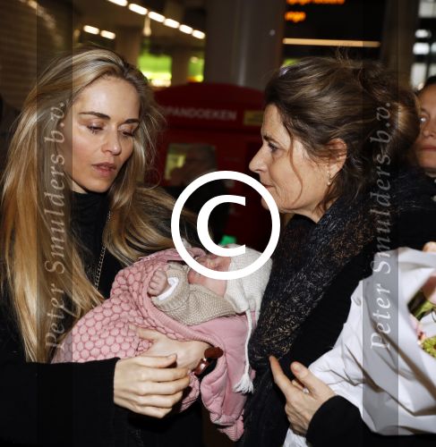 Schiphol 17 februari 2017 
Xander en Sophie de Buisonje komen met hun dochter Cela Lynn en zoon Dex aan op schiphol. Beide ouders familie en Sem v Dijk wachten ze op . Ook de hond is meegekomen.