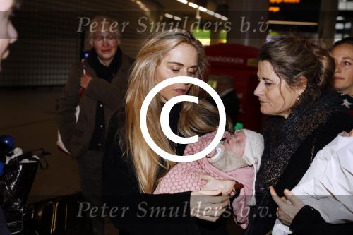 Schiphol 17 februari 2017 
Xander en Sophie de Buisonje komen met hun dochter Cela Lynn en zoon Dex aan op schiphol. Beide ouders familie en Sem v Dijk wachten ze op . Ook de hond is meegekomen.