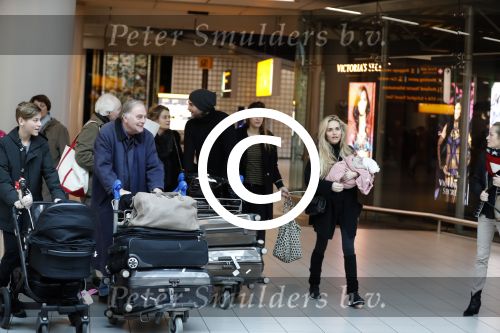 Schiphol 17 februari 2017 
Xander en Sophie de Buisonje komen met hun dochter Cela Lynn en zoon Dex aan op schiphol. Beide ouders familie en Sem v Dijk wachten ze op . Ook de hond is meegekomen.