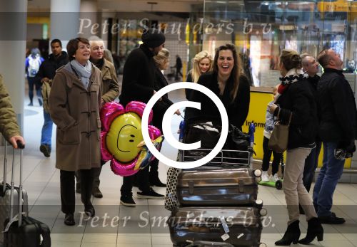 Schiphol 17 februari 2017 
Xander en Sophie de Buisonje komen met hun dochter Cela Lynn en zoon Dex aan op schiphol. Beide ouders familie en Sem v Dijk wachten ze op . Ook de hond is meegekomen.