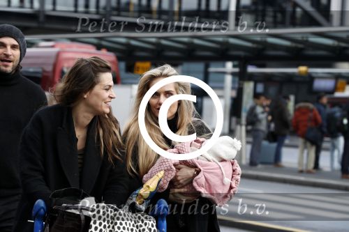 Schiphol 17 februari 2017 
Xander en Sophie de Buisonje komen met hun dochter Cela Lynn en zoon Dex aan op schiphol. Beide ouders familie en Sem v Dijk wachten ze op . Ook de hond is meegekomen.