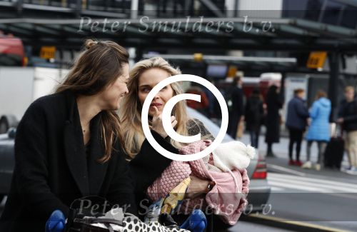 Schiphol 17 februari 2017 
Xander en Sophie de Buisonje komen met hun dochter Cela Lynn en zoon Dex aan op schiphol. Beide ouders familie en Sem v Dijk wachten ze op . Ook de hond is meegekomen.
