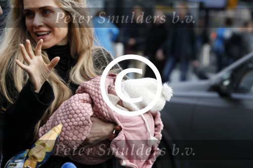 Schiphol 17 februari 2017 
Xander en Sophie de Buisonje komen met hun dochter Cela Lynn en zoon Dex aan op schiphol. Beide ouders familie en Sem v Dijk wachten ze op . Ook de hond is meegekomen.