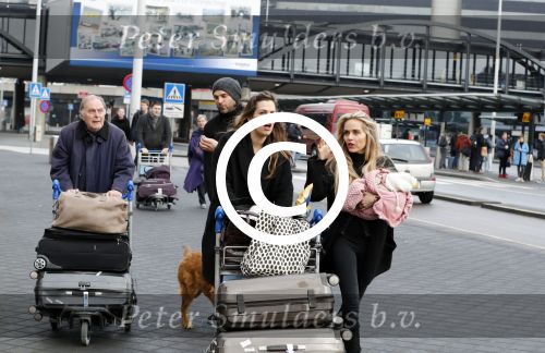 Schiphol 17 februari 2017 
Xander en Sophie de Buisonje komen met hun dochter Cela Lynn en zoon Dex aan op schiphol. Beide ouders familie en Sem v Dijk wachten ze op . Ook de hond is meegekomen.