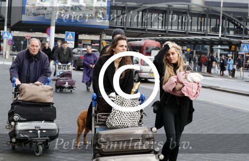 Schiphol 17 februari 2017 
Xander en Sophie de Buisonje komen met hun dochter Cela Lynn en zoon Dex aan op schiphol. Beide ouders familie en Sem v Dijk wachten ze op . Ook de hond is meegekomen.