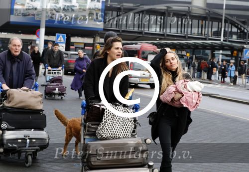 Schiphol 17 februari 2017 
Xander en Sophie de Buisonje komen met hun dochter Cela Lynn en zoon Dex aan op schiphol. Beide ouders familie en Sem v Dijk wachten ze op . Ook de hond is meegekomen.