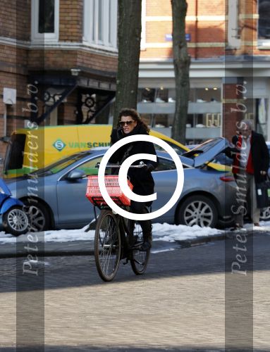 Amsterdam 13 februari 2017 
Tatum Dagelet bellend op de fiets in Amsterdam