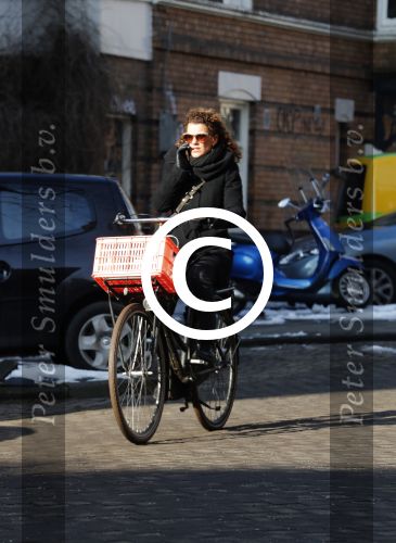 Amsterdam 13 februari 2017 
Tatum Dagelet bellend op de fiets in Amsterdam