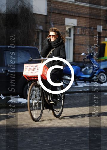 Amsterdam 13 februari 2017 
Tatum Dagelet bellend op de fiets in Amsterdam