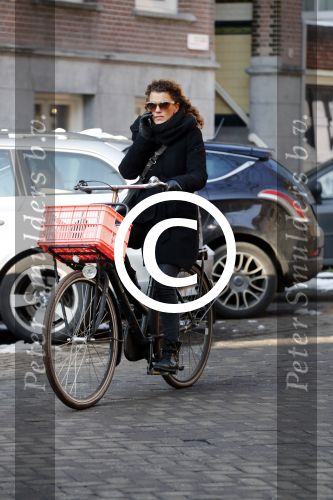 Amsterdam 13 februari 2017 
Tatum Dagelet bellend op de fiets in Amsterdam