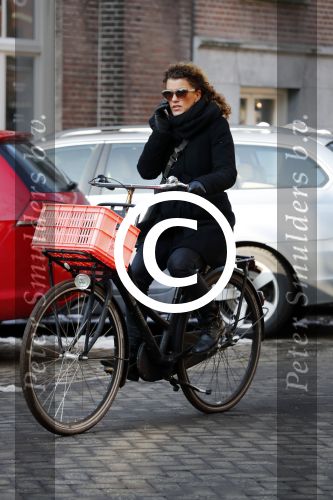Amsterdam 13 februari 2017 
Tatum Dagelet bellend op de fiets in Amsterdam