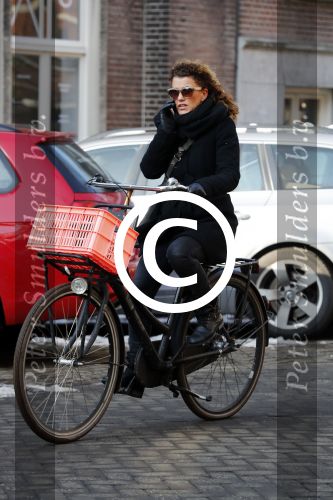 Amsterdam 13 februari 2017 
Tatum Dagelet bellend op de fiets in Amsterdam