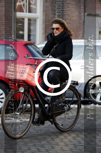 Amsterdam 13 februari 2017 
Tatum Dagelet bellend op de fiets in Amsterdam