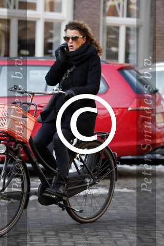 Amsterdam 13 februari 2017 
Tatum Dagelet bellend op de fiets in Amsterdam