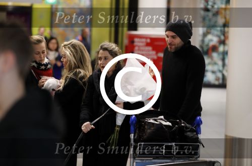 Schiphol 17 februari 2017 
Xander en Sophie de Buisonje komen met hun dochter Cela Lynn en zoon Dex aan op schiphol. Beide ouders familie en Sem v Dijk wachten ze op . Ook de hond is meegekomen.