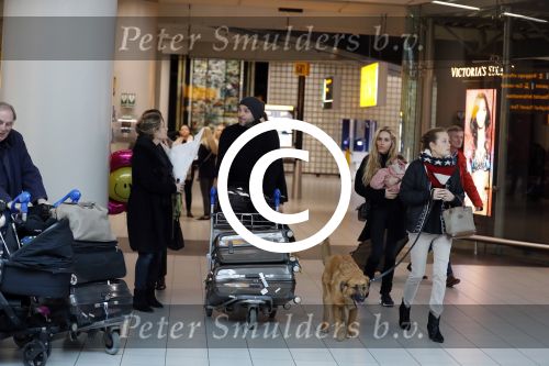 Schiphol 17 februari 2017 
Xander en Sophie de Buisonje komen met hun dochter Cela Lynn en zoon Dex aan op schiphol. Beide ouders familie en Sem v Dijk wachten ze op . Ook de hond is meegekomen.