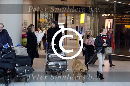 Schiphol 17 februari 2017 
Xander en Sophie de Buisonje komen met hun dochter Cela Lynn en zoon Dex aan op schiphol. Beide ouders familie en Sem v Dijk wachten ze op . Ook de hond is meegekomen.