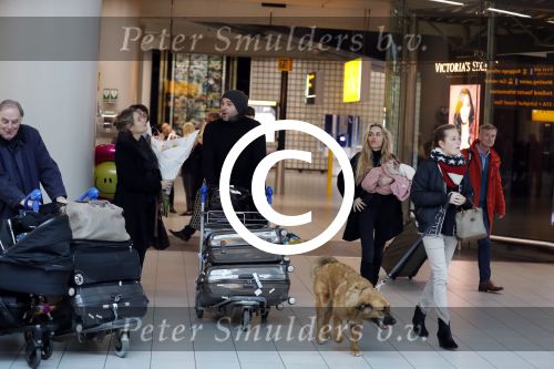 Schiphol 17 februari 2017 
Xander en Sophie de Buisonje komen met hun dochter Cela Lynn en zoon Dex aan op schiphol. Beide ouders familie en Sem v Dijk wachten ze op . Ook de hond is meegekomen.