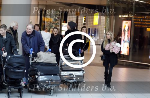 Schiphol 17 februari 2017 
Xander en Sophie de Buisonje komen met hun dochter Cela Lynn en zoon Dex aan op schiphol. Beide ouders familie en Sem v Dijk wachten ze op . Ook de hond is meegekomen.