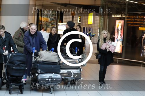 Schiphol 17 februari 2017 
Xander en Sophie de Buisonje komen met hun dochter Cela Lynn en zoon Dex aan op schiphol. Beide ouders familie en Sem v Dijk wachten ze op . Ook de hond is meegekomen.