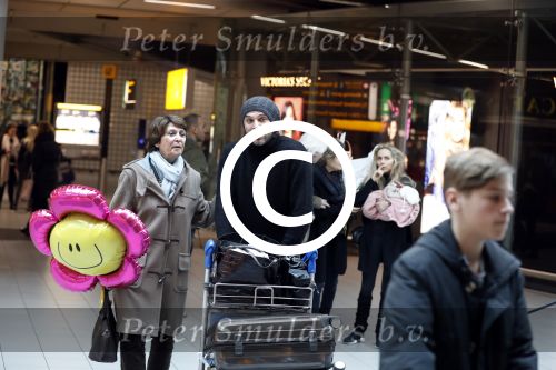 Schiphol 17 februari 2017 
Xander en Sophie de Buisonje komen met hun dochter Cela Lynn en zoon Dex aan op schiphol. Beide ouders familie en Sem v Dijk wachten ze op . Ook de hond is meegekomen.
