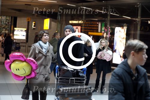 Schiphol 17 februari 2017 
Xander en Sophie de Buisonje komen met hun dochter Cela Lynn en zoon Dex aan op schiphol. Beide ouders familie en Sem v Dijk wachten ze op . Ook de hond is meegekomen.
