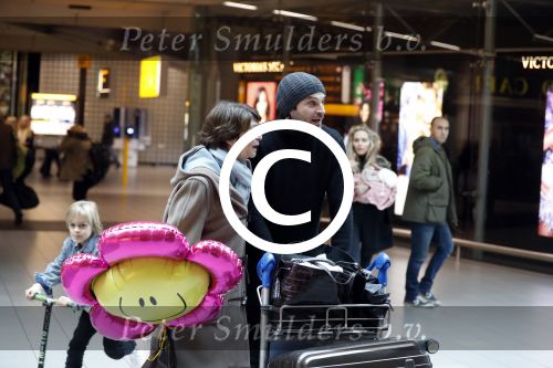 Schiphol 17 februari 2017 
Xander en Sophie de Buisonje komen met hun dochter Cela Lynn en zoon Dex aan op schiphol. Beide ouders familie en Sem v Dijk wachten ze op . Ook de hond is meegekomen.