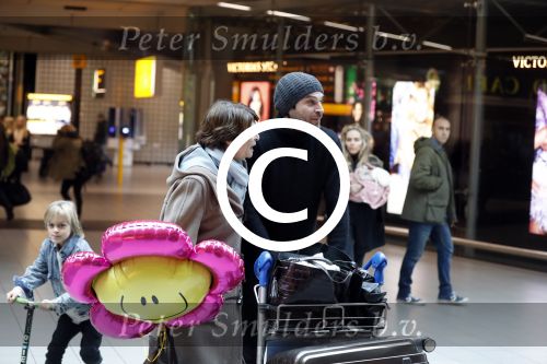 Schiphol 17 februari 2017 
Xander en Sophie de Buisonje komen met hun dochter Cela Lynn en zoon Dex aan op schiphol. Beide ouders familie en Sem v Dijk wachten ze op . Ook de hond is meegekomen.
