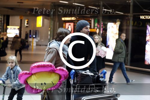 Schiphol 17 februari 2017 
Xander en Sophie de Buisonje komen met hun dochter Cela Lynn en zoon Dex aan op schiphol. Beide ouders familie en Sem v Dijk wachten ze op . Ook de hond is meegekomen.