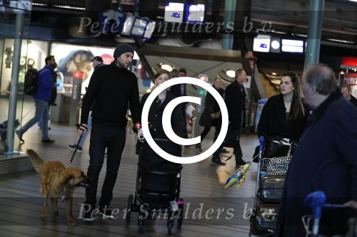 Schiphol 17 februari 2017 
Xander en Sophie de Buisonje komen met hun dochter Cela Lynn en zoon Dex aan op schiphol. Beide ouders familie en Sem v Dijk wachten ze op . Ook de hond is meegekomen.